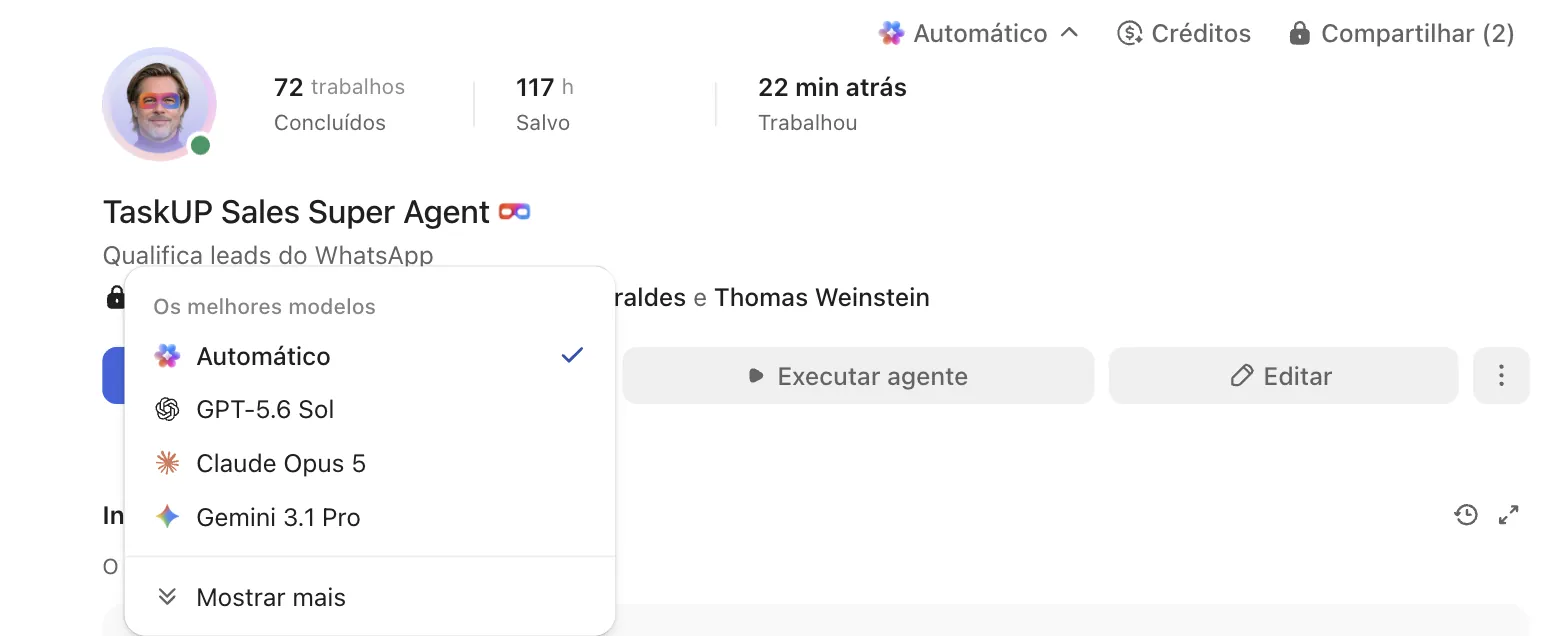 Painel do TaskUP Sales Super Agent no ClickUp com o seletor de modelo aberto. Sob o título Os melhores modelos aparecem Automático, marcado como escolhido, e as opções GPT-5.6 Sol, Claude Opus 5, Gemini 3.1 Pro e Mostrar mais. Acima ficam o nome do agente, a descrição Qualifica leads do WhatsApp e a marcação de agente privado.