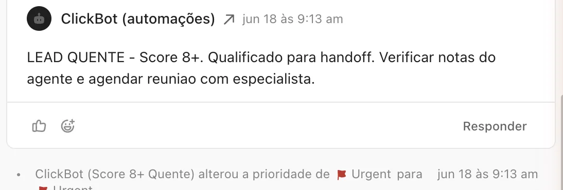 No mesmo painel, o comentário do ClickBot: LEAD QUENTE, score 8 ou mais, qualificado para handoff, verificar notas do agente e agendar reunião com especialista; e a linha em que o ClickBot mudou a prioridade para Urgent.