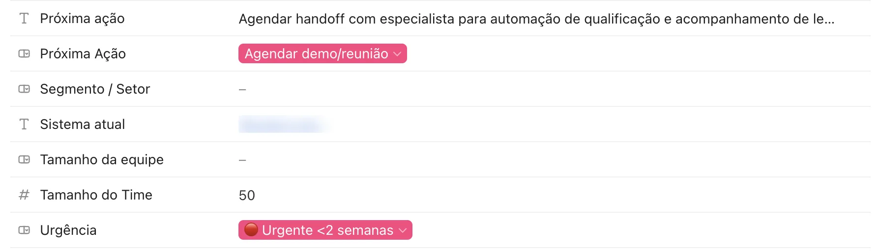 Campos da mesma tarefa: Próxima ação escrita pelo agente (agendar handoff com especialista para automação de qualificação e acompanhamento de leads comerciais com IA no ClickUp), Próxima Ação como Agendar demo/reunião, Tamanho do Time 50 e Urgência marcada como urgente em menos de 2 semanas.