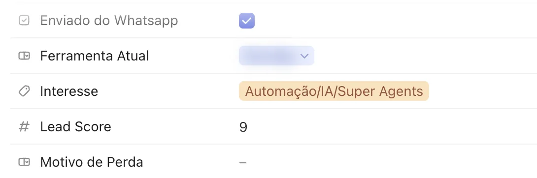 Campos da tarefa real no ClickUp: Enviado do WhatsApp marcado, Ferramenta atual borrada, Interesse em Automação/IA/Super Agents, Lead Score 9 e Motivo de Perda vazio.
