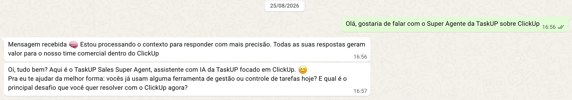 A mesma conversa do topo desta página, aberta no WhatsApp Web: a data 25/08/2026, a mensagem do lead às 16:56, a confirmação automática e a resposta do agente às 16:57, com o mesmo texto que a página mostra em letra viva.